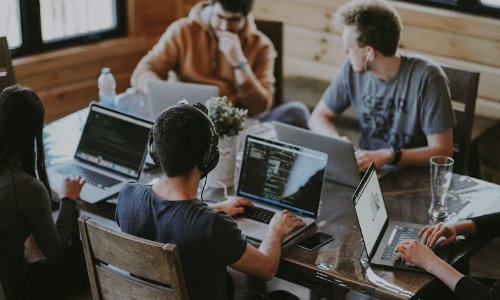 Personas haciendo networking